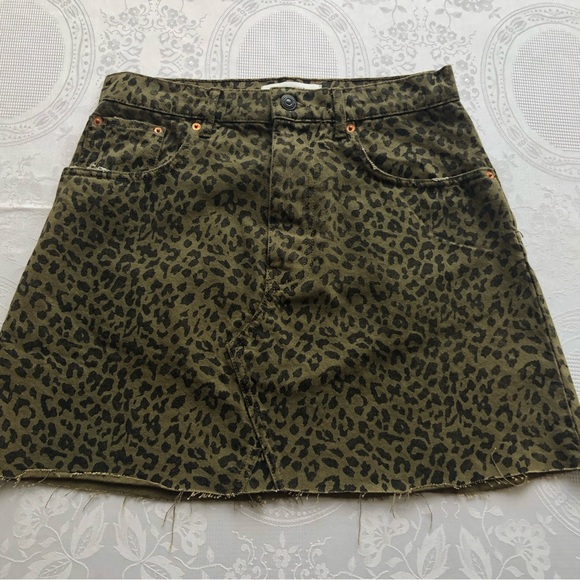 Zara Olive Green Animal Print Leopard Mini Jeans Denim Skirt Women’s Size M - Picture 6 of 16